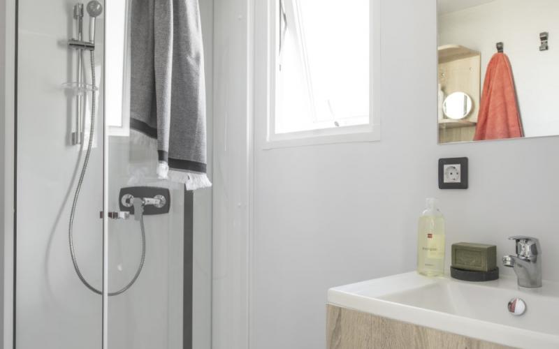 VACANCES CORAIL - salle de bain mobil-home en Normandie